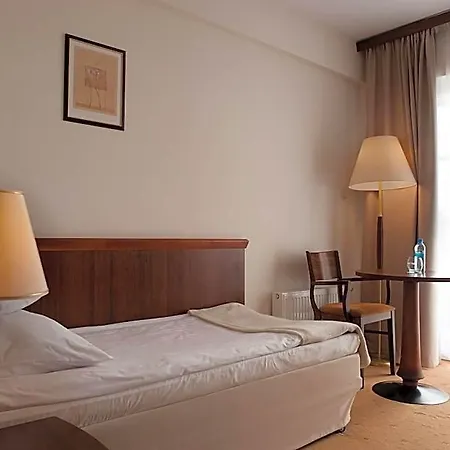 Готель Edison Lotnisko Lawica 3*